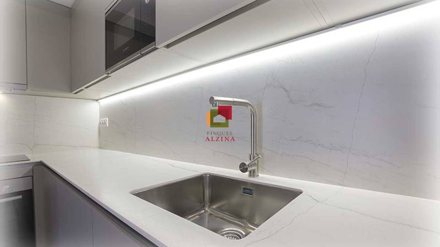 Luminoso piso con balcón y excelentes calidades en Collblanc