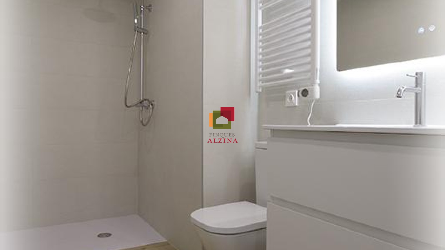 Luminoso piso con balcón y excelentes calidades en Collblanc