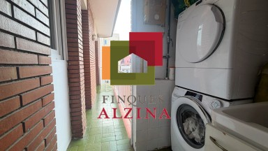 LLUMINÓS PIS REFORMAT AMB BALCÓ AL COSTAT DE RAMBLA JUST OLIVERES