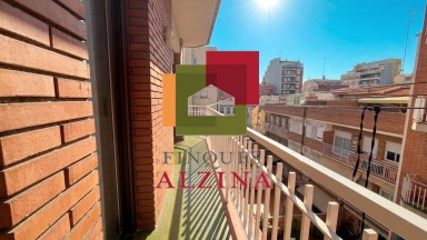 LLUMINÓS PIS REFORMAT AMB BALCÓ AL COSTAT DE RAMBLA JUST OLIVERES