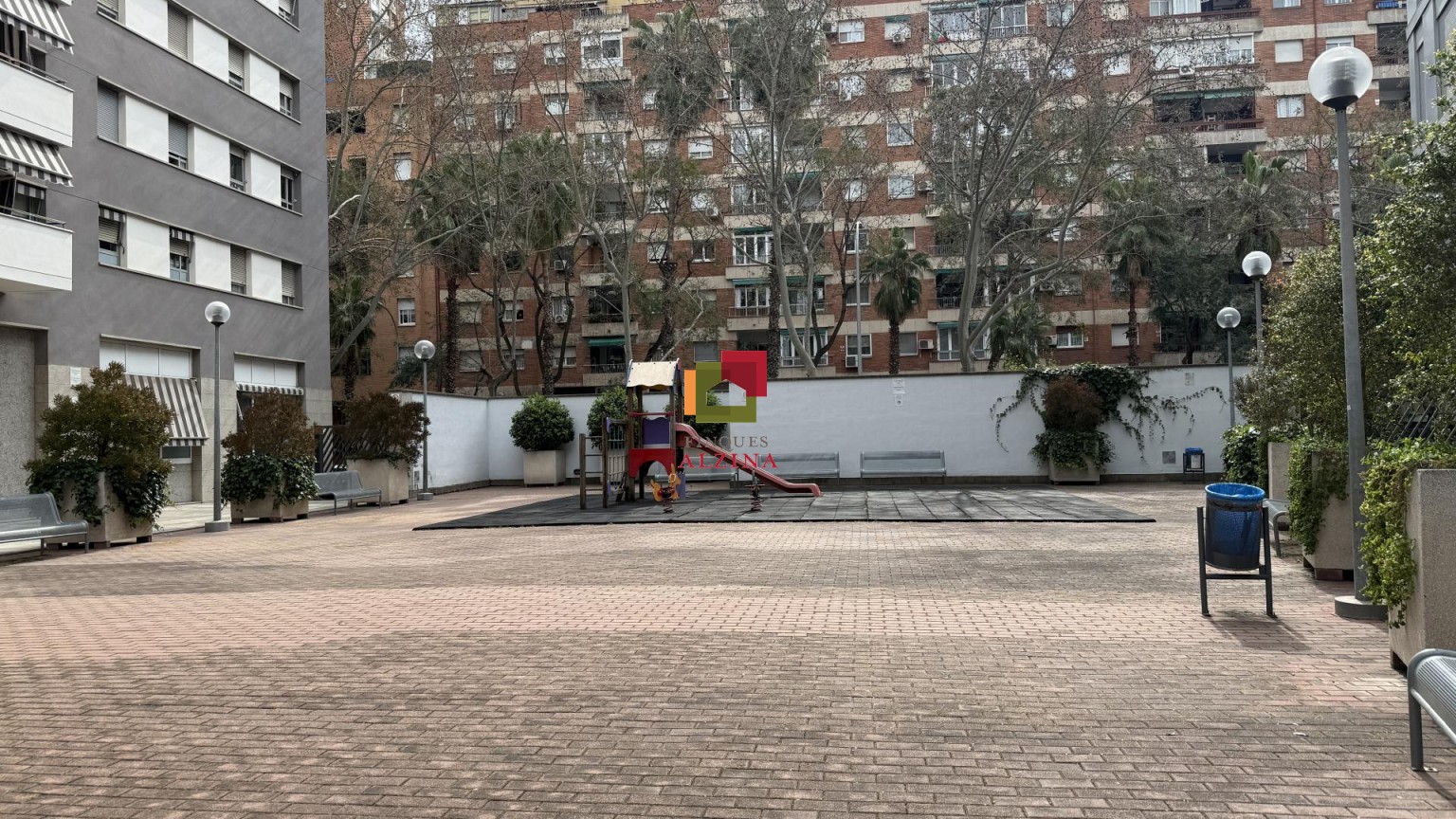 Pis lluminós a Sants-Montjuïc amb ben situat