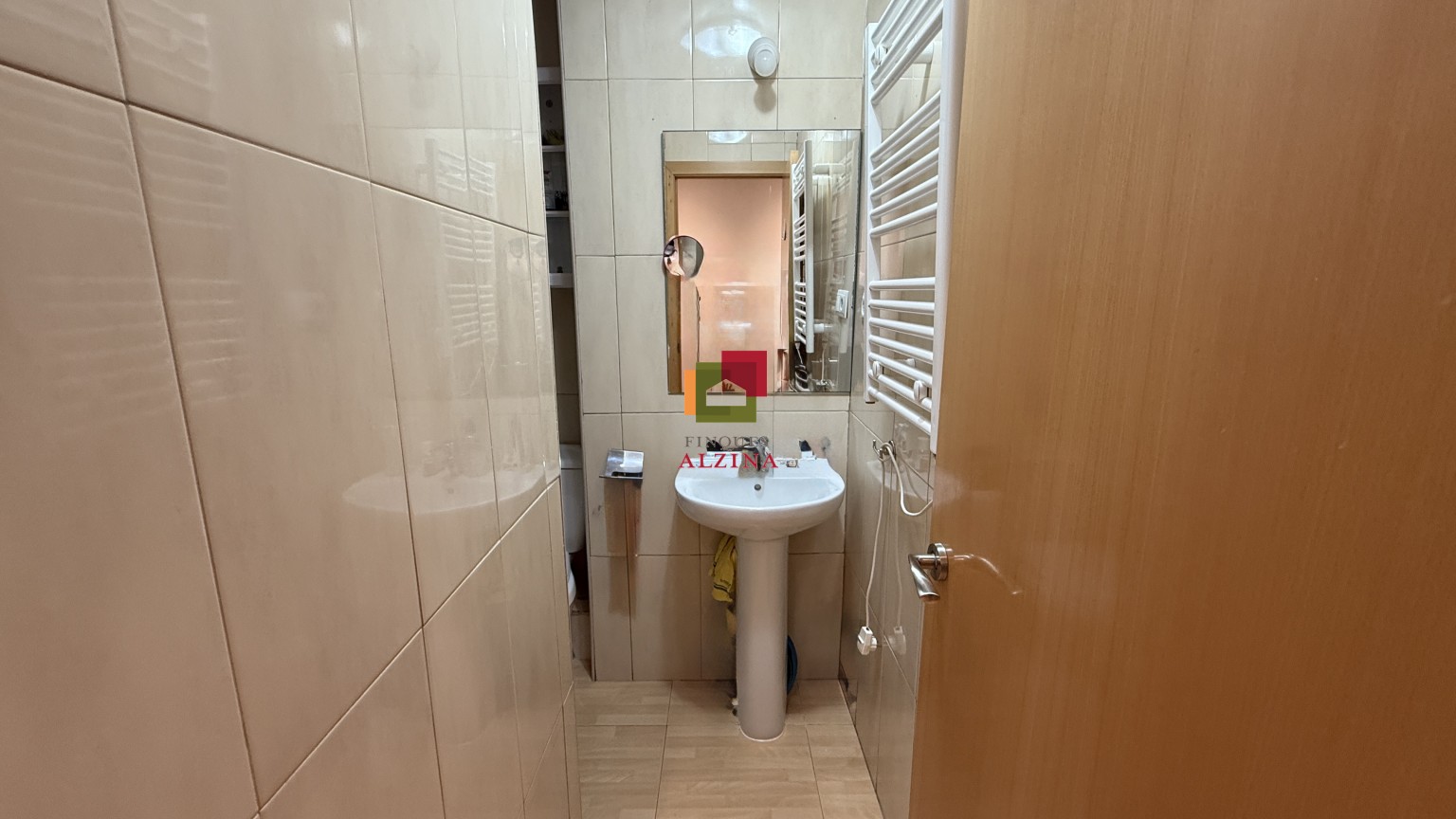 INVERSIÓ IMMOBILIÀRIA CONSOLIDA: 9 HABITATGES I 2 LOCALS A ESPLUGUES