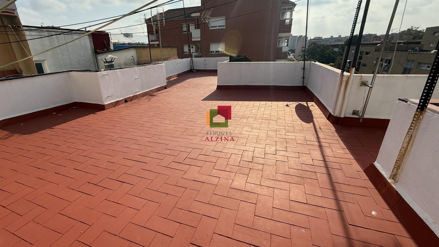 INVERSIÓ IMMOBILIÀRIA CONSOLIDA: 9 HABITATGES I 2 LOCALS A ESPLUGUES