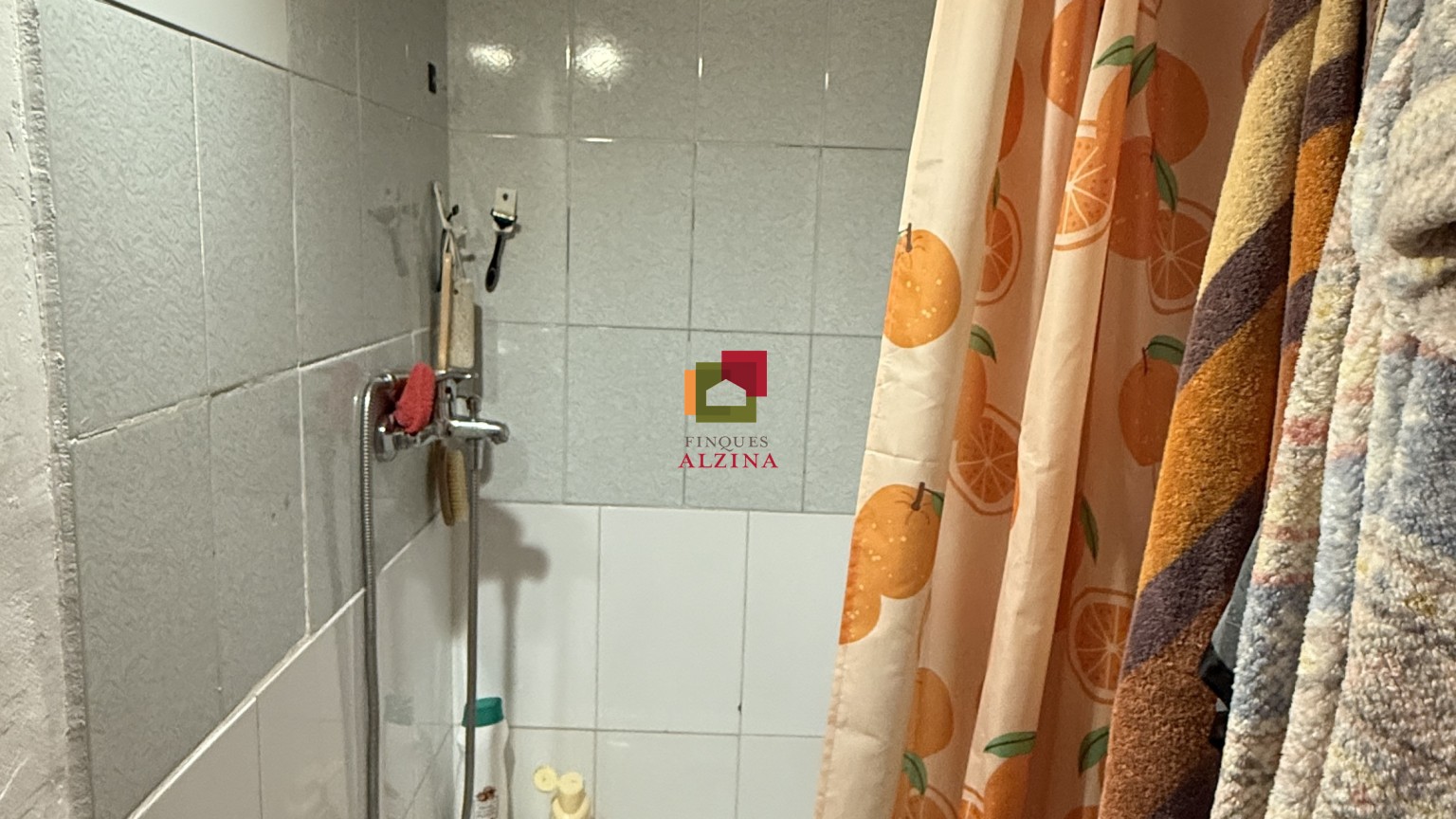 INVERSIÓ IMMOBILIÀRIA CONSOLIDA: 9 HABITATGES I 2 LOCALS A ESPLUGUES