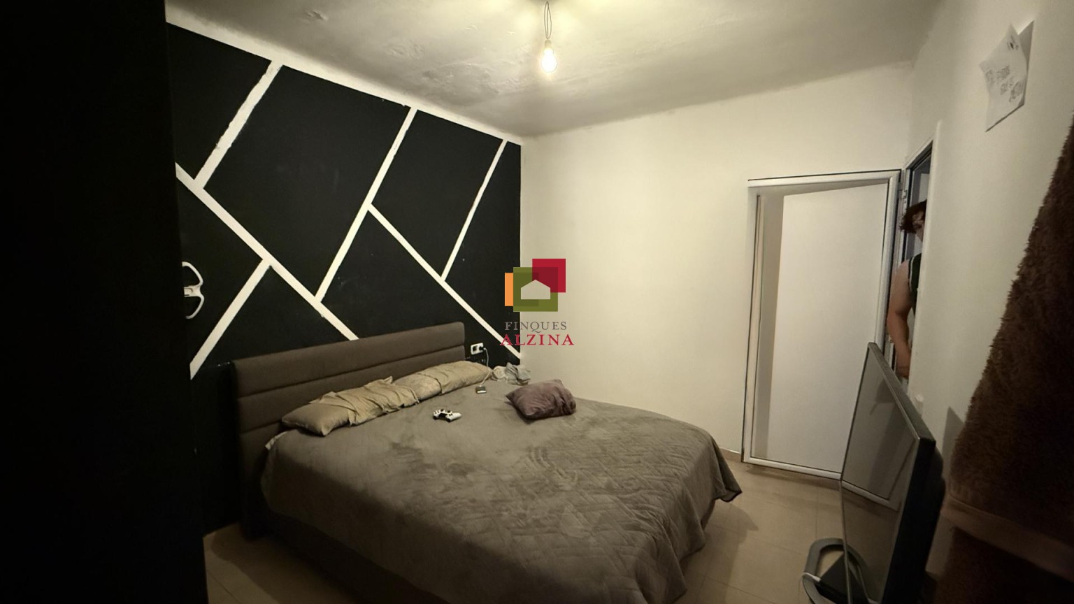 INVERSIÓ IMMOBILIÀRIA CONSOLIDA: 9 HABITATGES I 2 LOCALS A ESPLUGUES