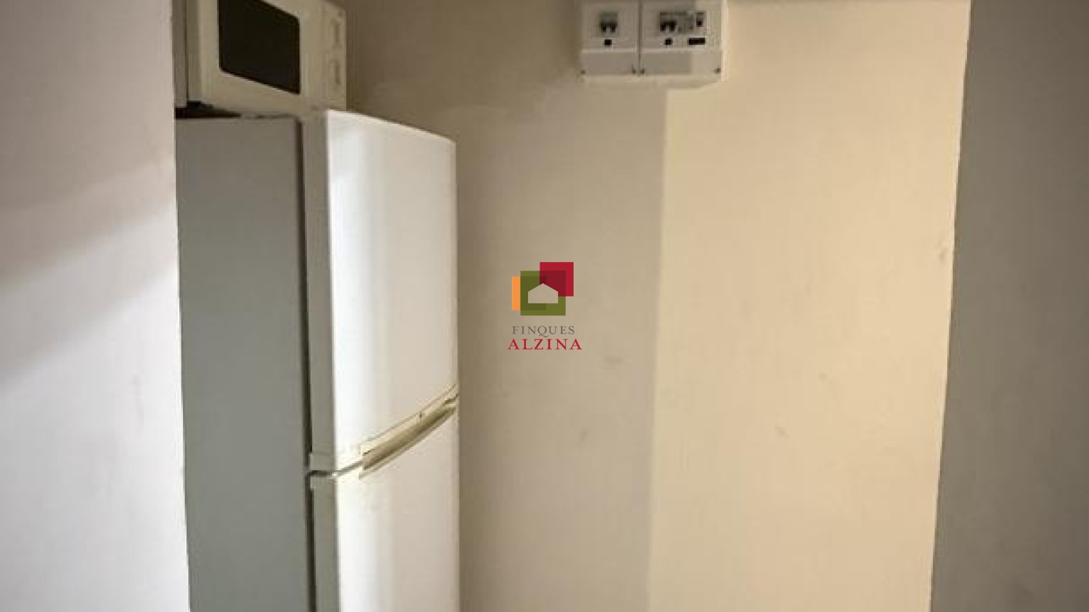 INVERSIÓ IMMOBILIÀRIA CONSOLIDA: 9 HABITATGES I 2 LOCALS A ESPLUGUES