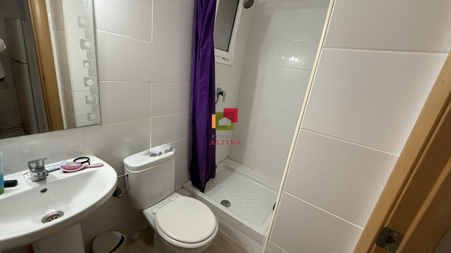 INVERSIÓ IMMOBILIÀRIA CONSOLIDA: 9 HABITATGES I 2 LOCALS A ESPLUGUES