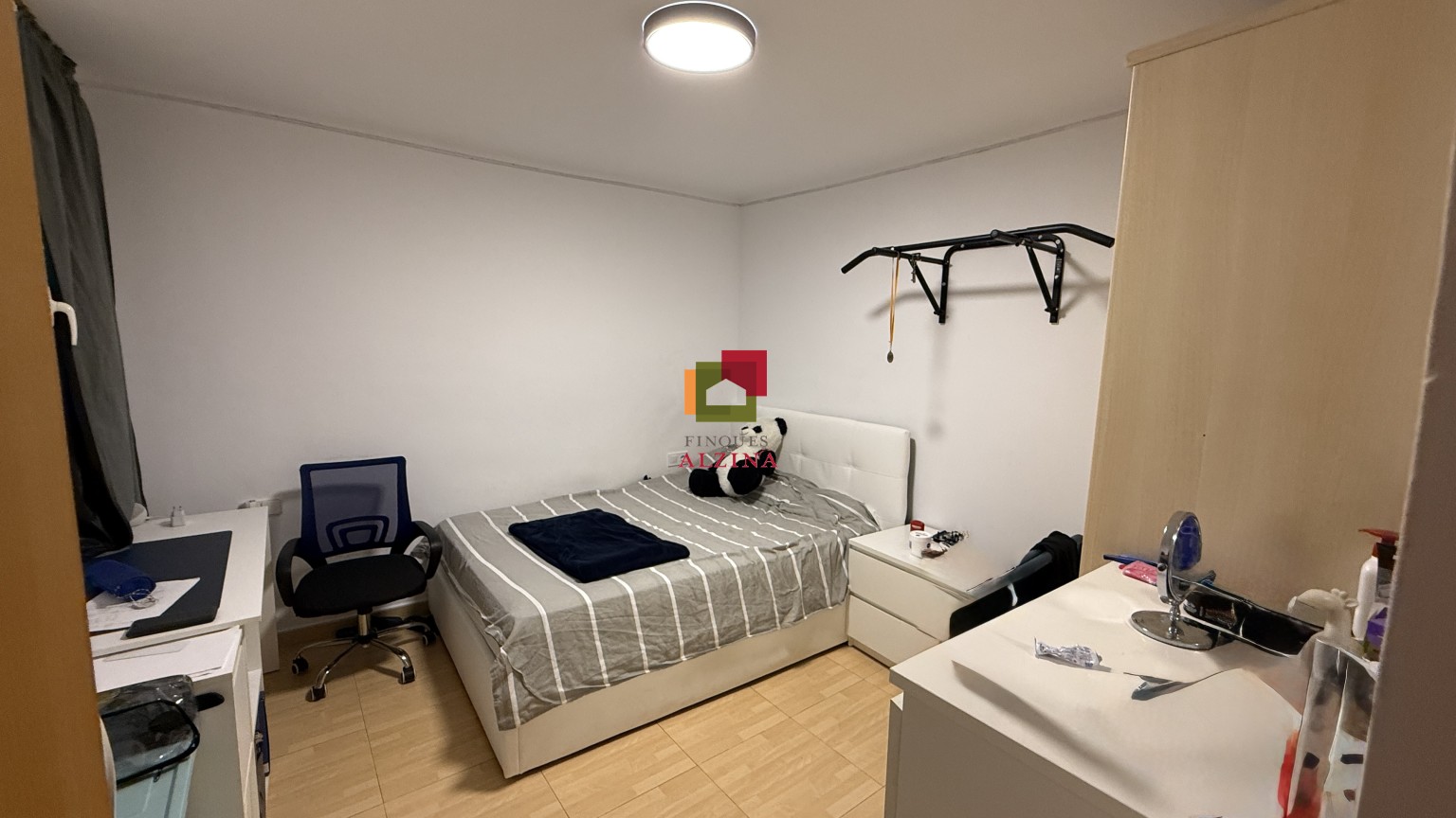 INVERSIÓ IMMOBILIÀRIA CONSOLIDA: 9 HABITATGES I 2 LOCALS A ESPLUGUES
