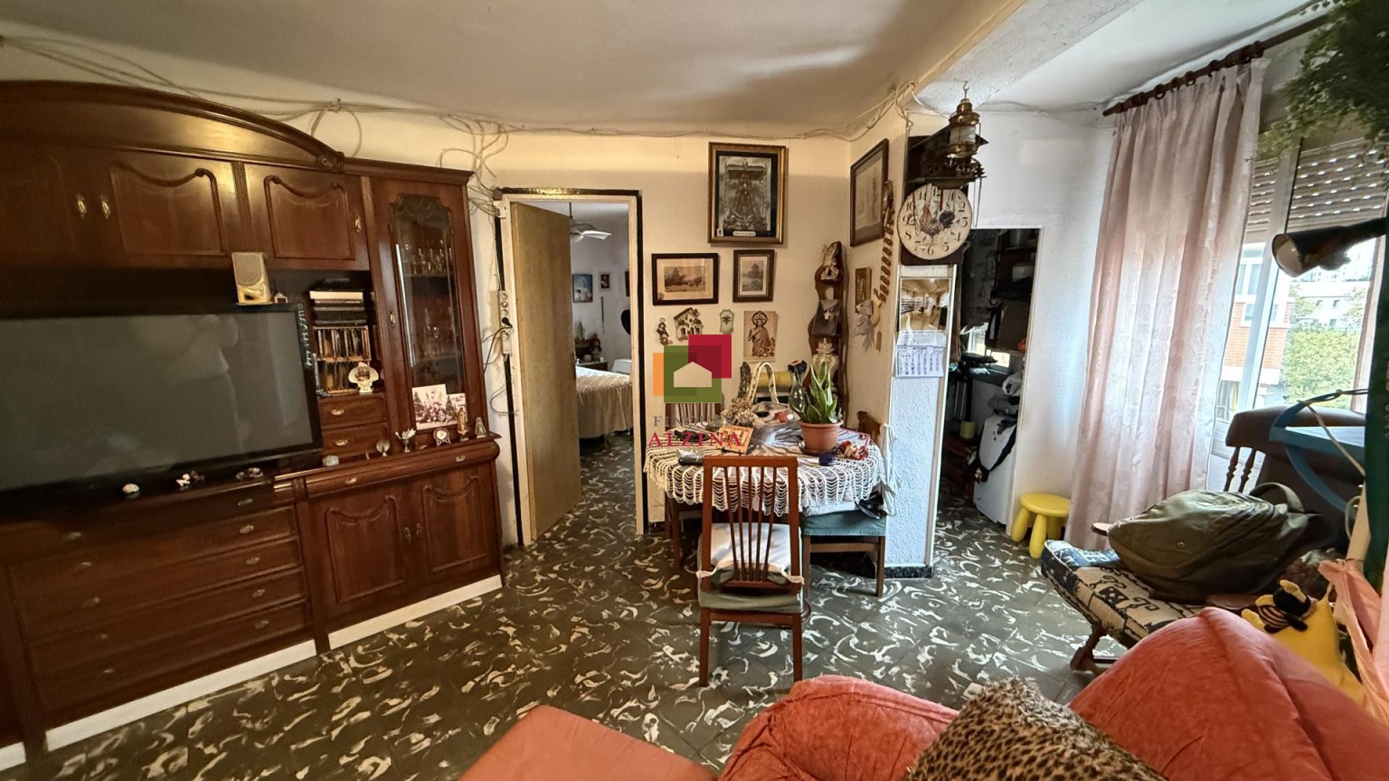 INVERSIÓ IMMOBILIÀRIA CONSOLIDA: 9 HABITATGES I 2 LOCALS A ESPLUGUES