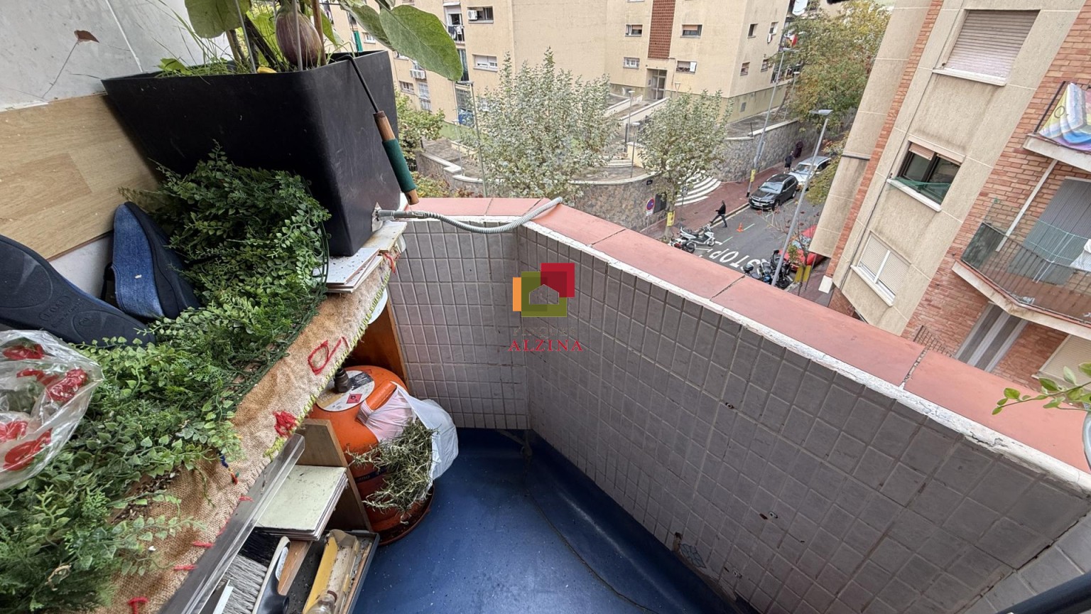 INVERSIÓ IMMOBILIÀRIA CONSOLIDA: 9 HABITATGES I 2 LOCALS A ESPLUGUES