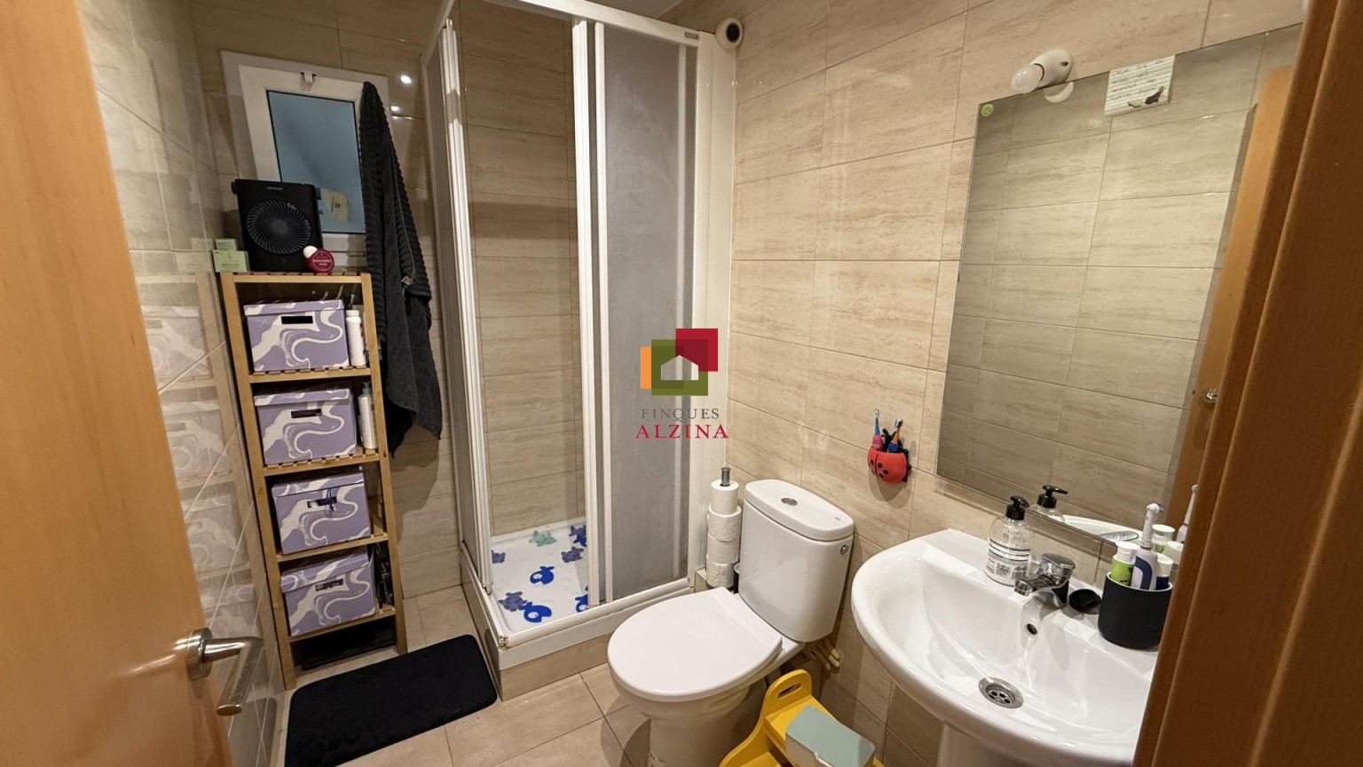 INVERSIÓ IMMOBILIÀRIA CONSOLIDA: 9 HABITATGES I 2 LOCALS A ESPLUGUES