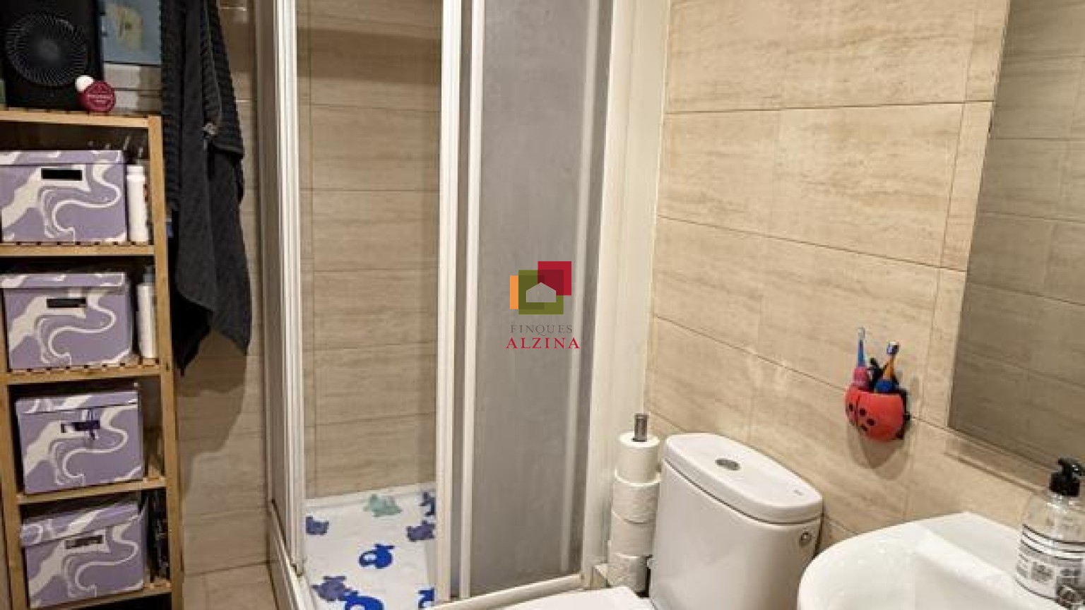 INVERSIÓ IMMOBILIÀRIA CONSOLIDA: 9 HABITATGES I 2 LOCALS A ESPLUGUES