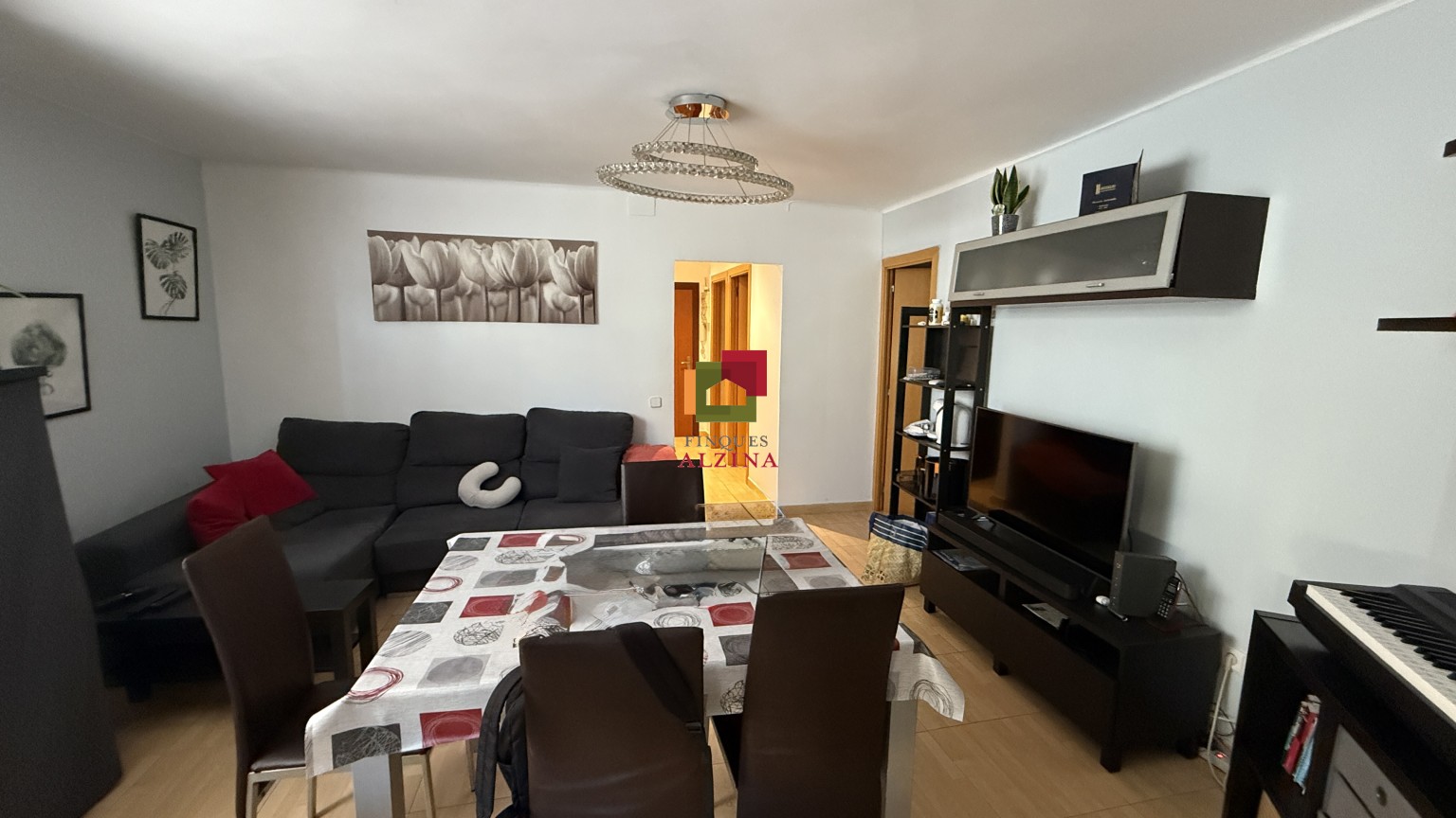INVERSIÓ IMMOBILIÀRIA CONSOLIDA: 9 HABITATGES I 2 LOCALS A ESPLUGUES