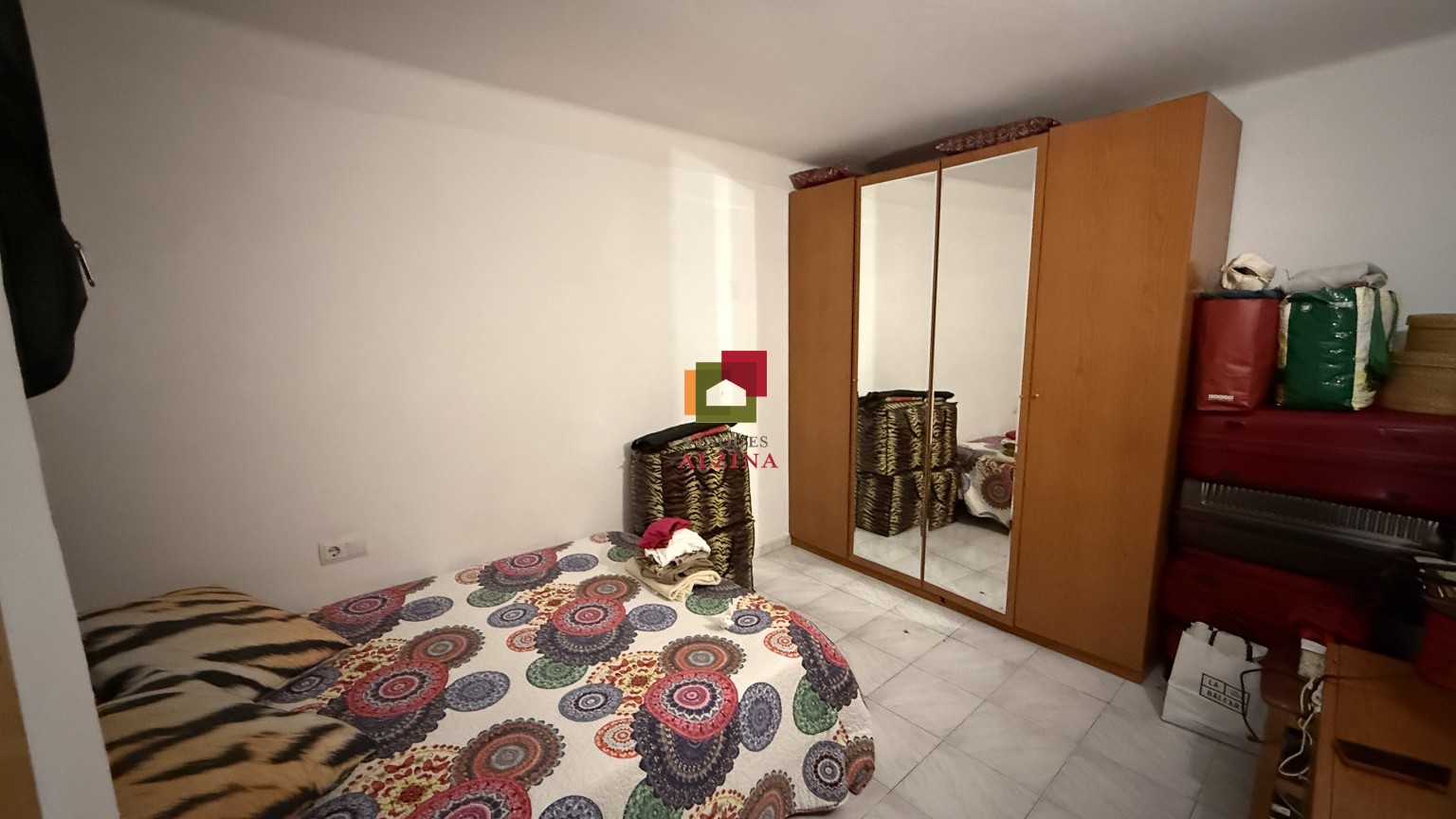 INVERSIÓ IMMOBILIÀRIA CONSOLIDA: 9 HABITATGES I 2 LOCALS A ESPLUGUES