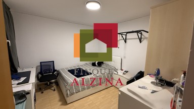 INVERSIÓ IMMOBILIÀRIA CONSOLIDA: 9 HABITATGES I 2 LOCALS A ESPLUGUES