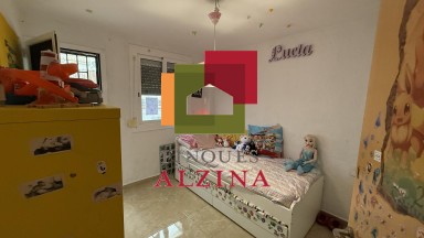 INVERSIÓ IMMOBILIÀRIA CONSOLIDA: 9 HABITATGES I 2 LOCALS A ESPLUGUES