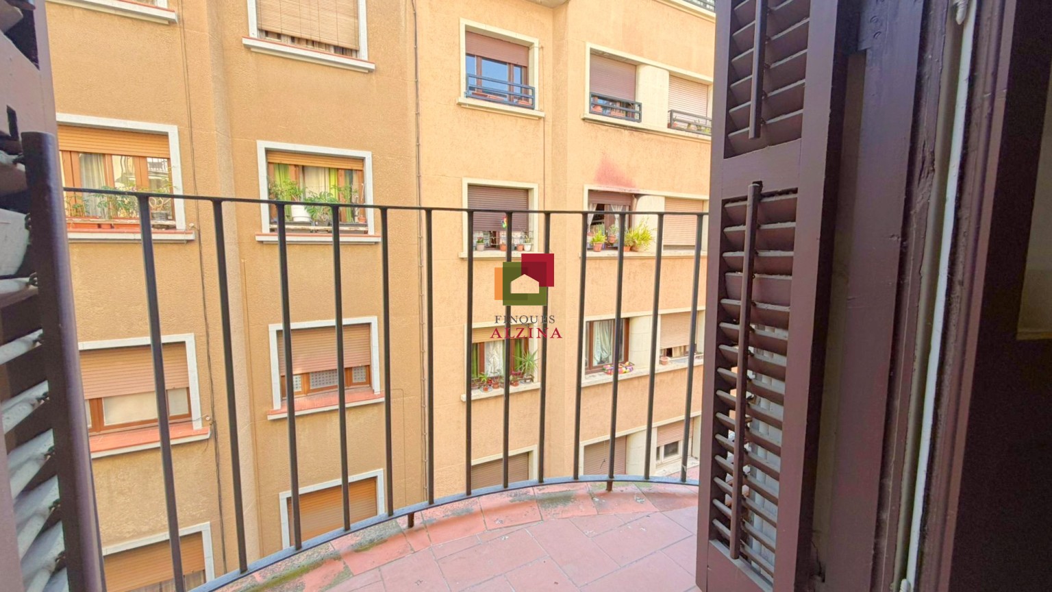 Piso con encanto y gran potencial de reforma en Sant Antoni – Raval