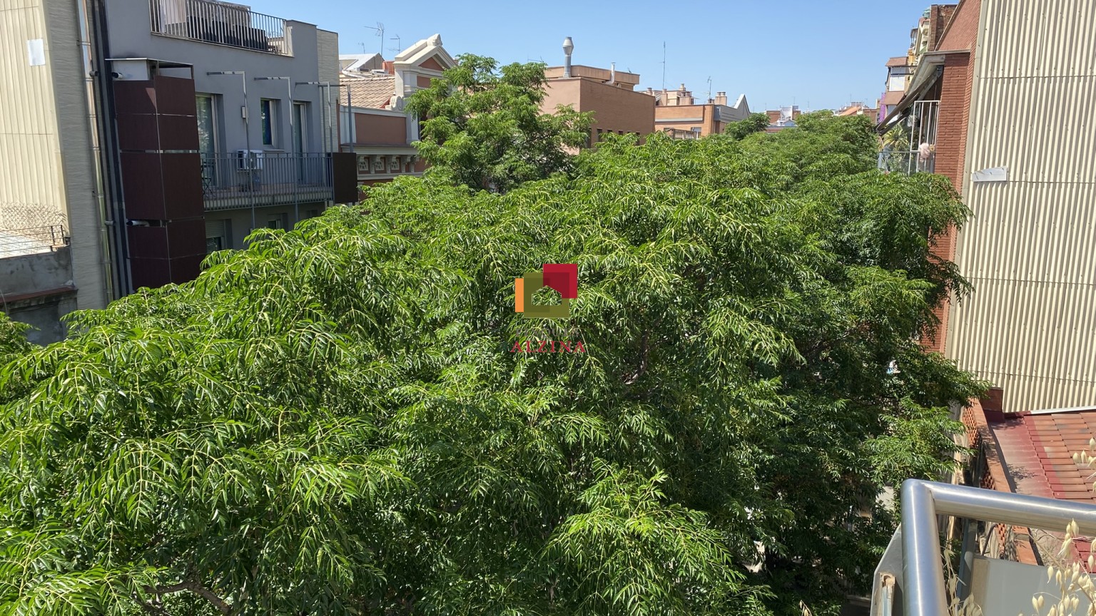 PISO CON BALCÓN Y APARCAMIENTO EN GRAN DE LA SAGRERA